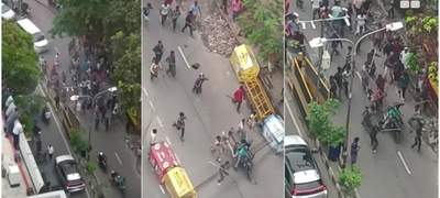 সড়ক অবরোধ: দুই বাইকারকে পিটিয়েছে অটোরিকশা চালকেরা