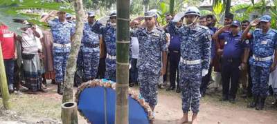 বিমান বিধ্বস্তে নিহত বাগেরহাটের ফাতেমার কবরে বিমানবাহিনীর শ্রদ্ধা