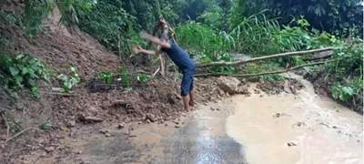 রাঙামাটির বাঘাইছড়িতে পাহাড় ধসে সড়ক যোগাযোগ সাময়িক বন্ধ