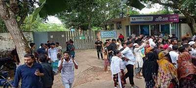 গাজীপুরে শ্রীপুরে বকেয়া বেতনের দাবিতে শ্রমিকদের সড়ক অবরোধ