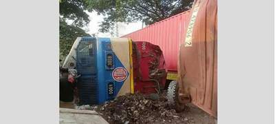 চট্টগ্রামে সাগরিকা রেলগেটে ট্রাক ও মালবাহী ট্রেনের সংঘর্ষ, নিহত ১