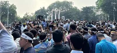 শহীদ মিনারে ৩য় দিনের মতো শিক্ষকদের অবস্থান কর্মসূচি চলছে