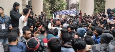 জকসু নির্বাচন স্থগিতের প্রতিবাদে বিক্ষোভে শিক্ষার্থীরা