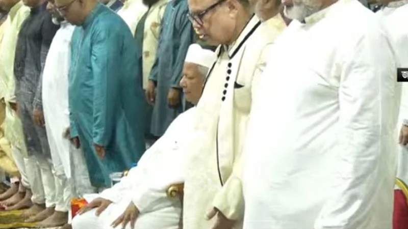 প্রধান উপদেষ্টা জাতীয় ঈদগাহে ঈদের নামাজ আদায় করলেন 