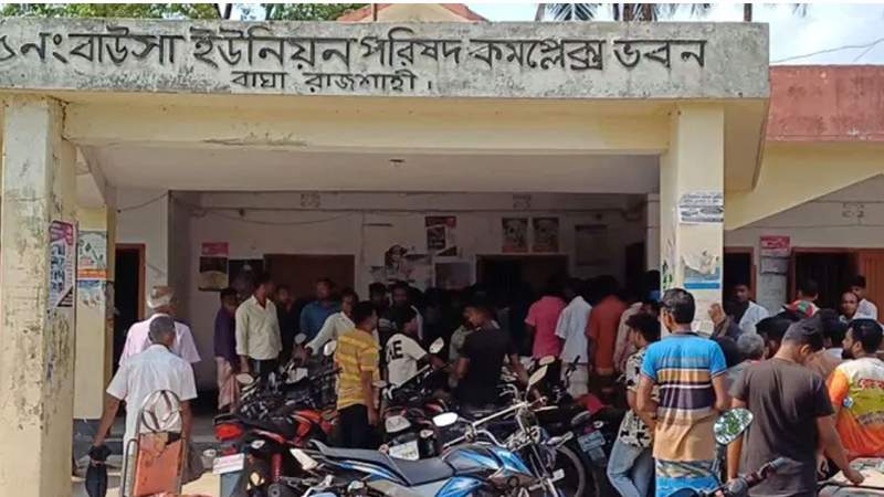বাঘায় ইউপি গোডাউনের জানালা ভেঙে টিসিবির মালামাল লুট