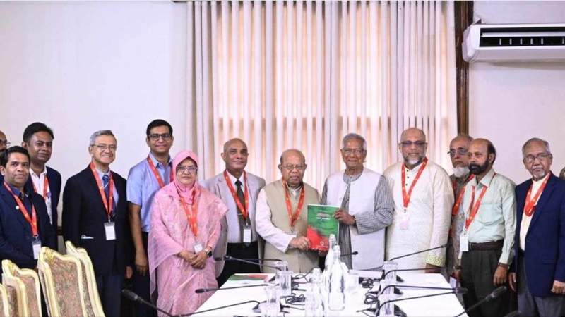 প্রধান উপদেষ্টার কাছে প্রতিবেদন জমা দিয়েছে স্বাস্থ্য সংস্কার কমিশন
