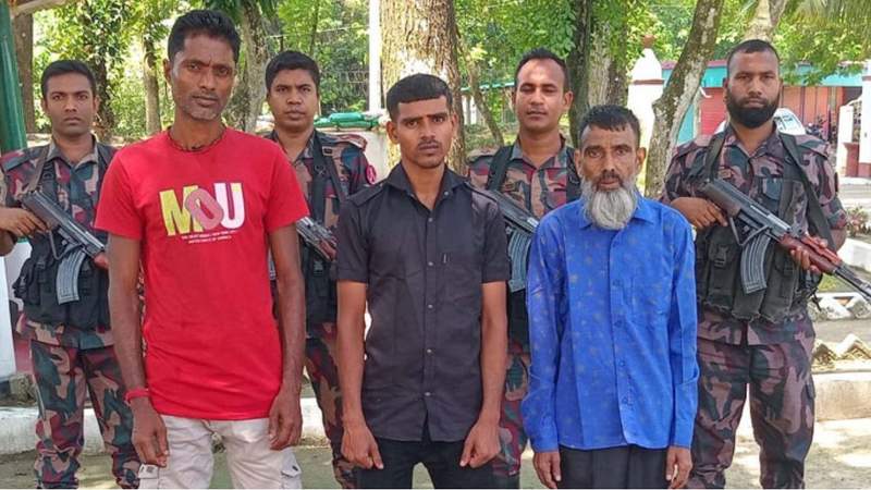 মহেশপুর উপজেলা সীমান্তে নারী-শিশুসহ আটক ১৩