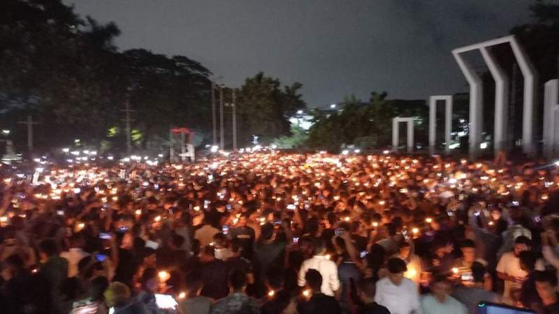 জুলাই স্মরণে শহীদ মিনারে ছাত্রদলের মোমবাতি প্রজ্বলন