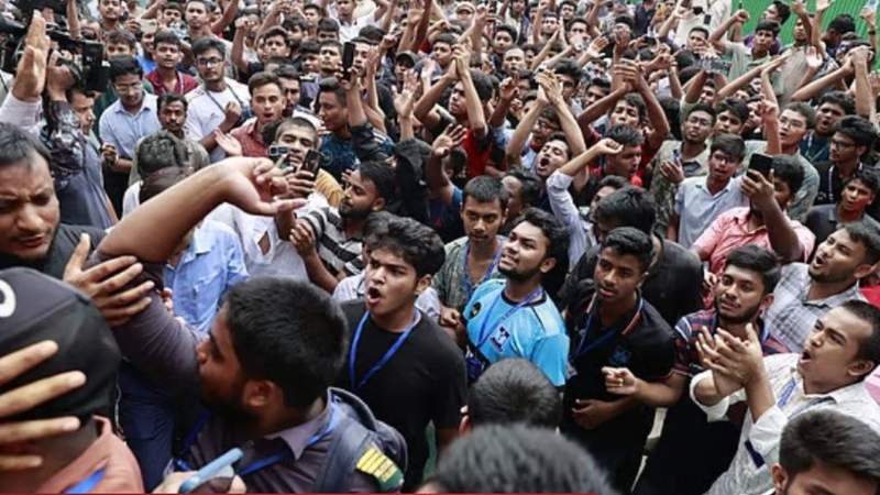 মাইলস্টোন শিক্ষার্থীরা রাস্তায়, ৬ দাবিতে বিক্ষোভ