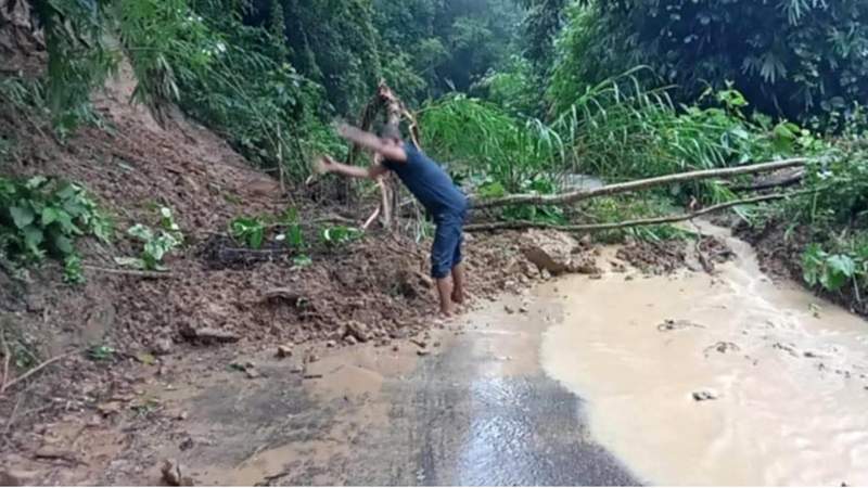 রাঙামাটির বাঘাইছড়িতে পাহাড় ধসে সড়ক যোগাযোগ সাময়িক বন্ধ