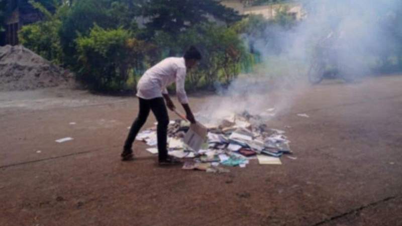 ‘অসমাপ্ত আত্মজীবনী’সহ ৪ শতাধিক বই পুড়ালো শিক্ষার্থীরা