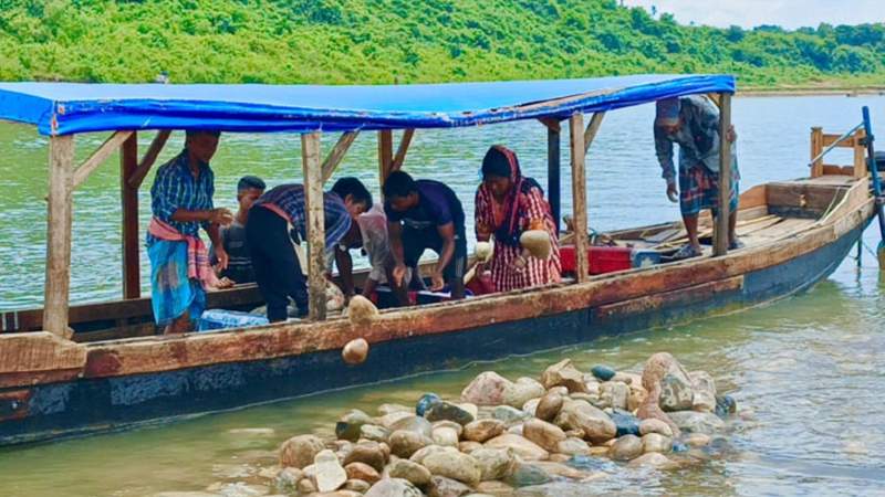 সিলেটের ডিসি সারওয়ারের আলটিমেটামে ফিরছে লুট হওয়া লাখ লাখ ঘনফুট পাথর