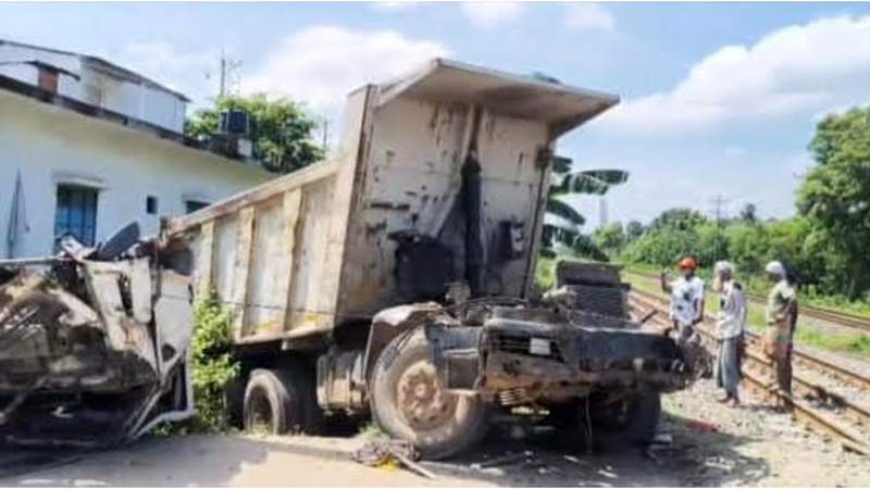 গাজীপুরে ট্রাক-ট্রেনের সংঘর্ষে ট্রাকমালিক ও চালক নিহত