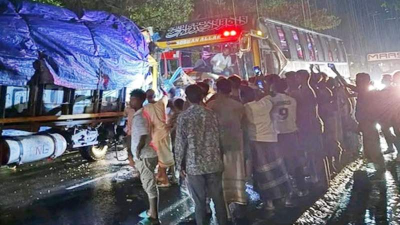 চট্টগ্রামের লোহাগাড়ায় বাস-ট্রাক সংঘর্ষে একজন নিহত