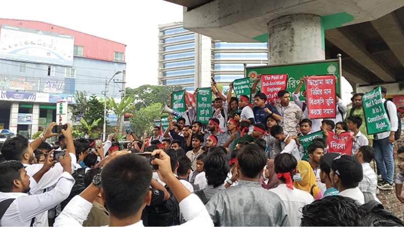 ‘লাল অঙ্গীকার’ কর্মসূচি নিয়ে রাজধানীর তেজগাঁও সড়কে পলিটেকনিক শিক্ষার্থীরা