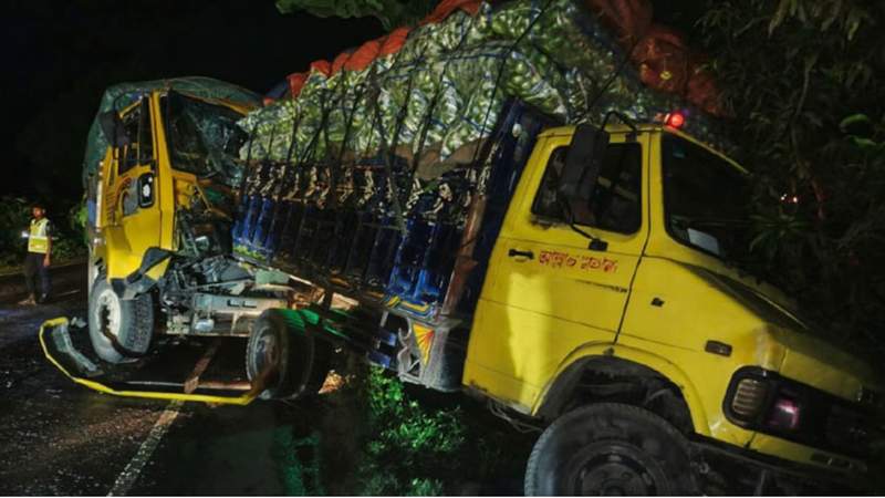 রাজবাড়ীতে দাঁড়ানো পিকআপভ্যানে ট্রাকের ধাক্কা, নিহত ২ জন
