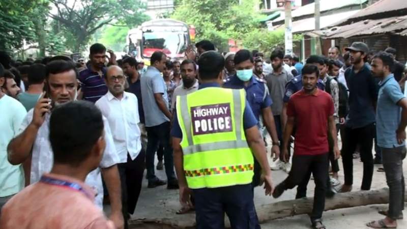 নাটোরে ট্রাকচাপায় প্রাণ গেল কারখানা শ্রমিকের
