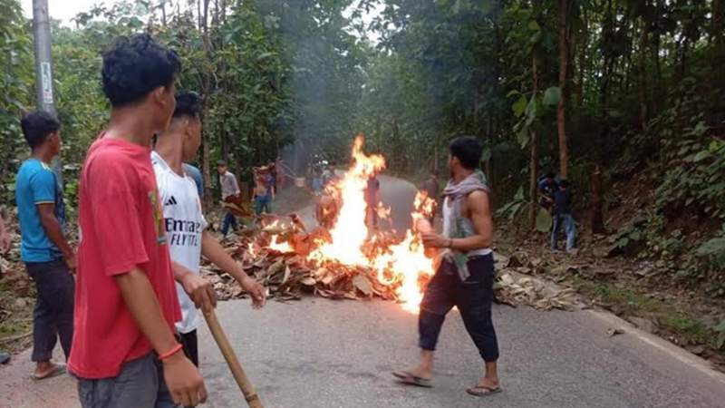 সকাল-সন্ধ্যা সড়ক অবরোধ চলছে খাগড়াছড়িতে
