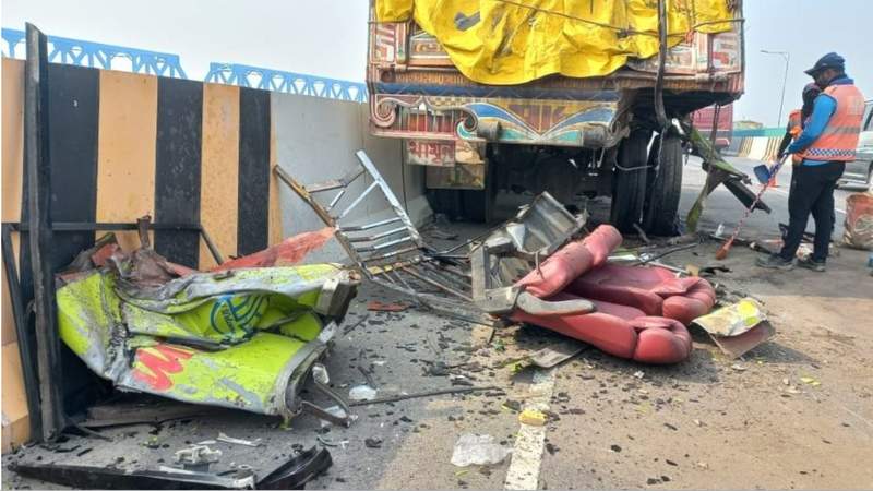 মাদারীপুরের শিবচরে বাস-ট্রাক সংঘর্ষে নিহত ৩, আহত ১০