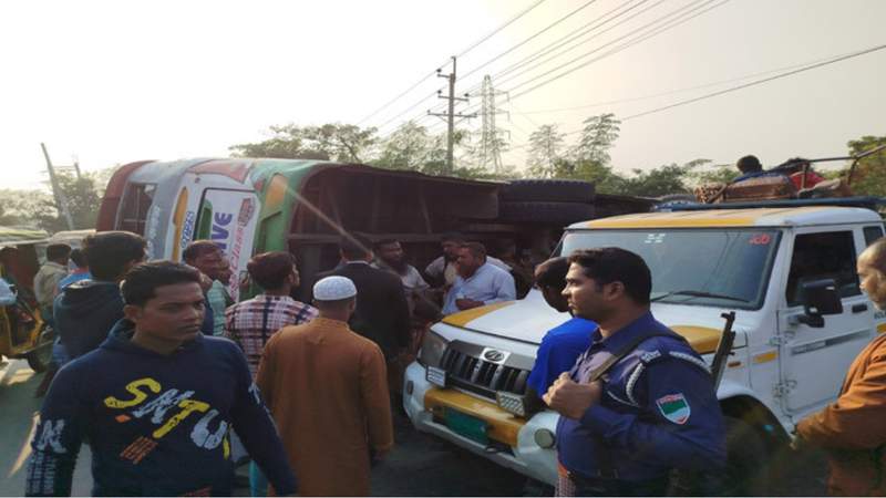 খুলনা-সাতক্ষীরা সড়কে ইজিবাইক-বাস দুর্ঘটনা, বাসের হেলপার নিহত 