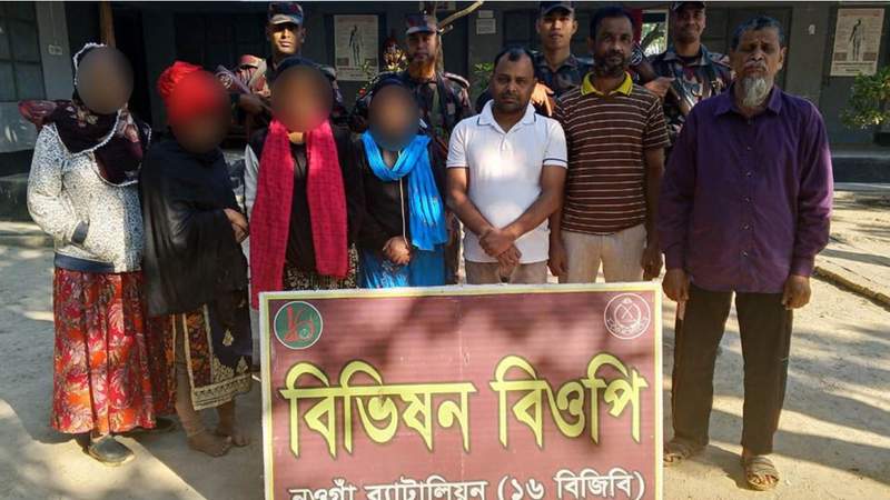 চাঁপাইনবাবগঞ্জের গোমস্তাপুর সীমান্ত দিয়ে ১৫ বাংলাদেশিকে পুশইন