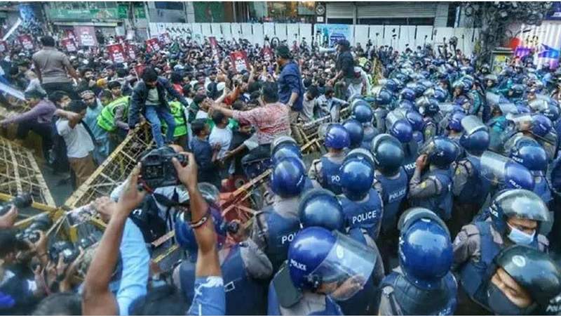 জুলাই ঐক্যের ‘মার্চ টু ইন্ডিয়ান হাইকমিশন’ কর্মসূচিতে বাড্ডায় পুলিশের বাধা