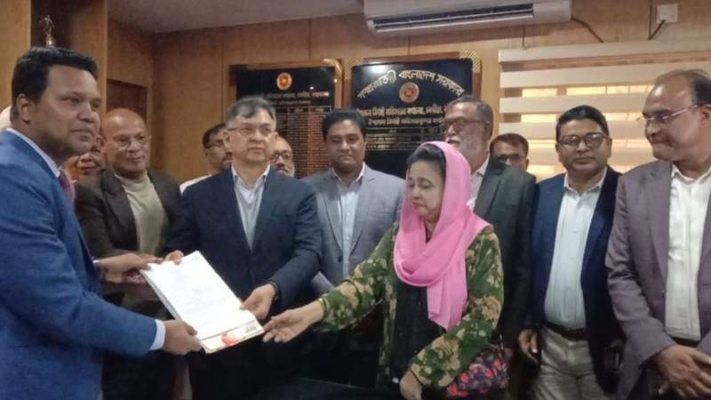 কক্সবাজার-১ আসনে মনোনয়নপত্র জমা দিলেন সালাহউদ্দিন আহমদ