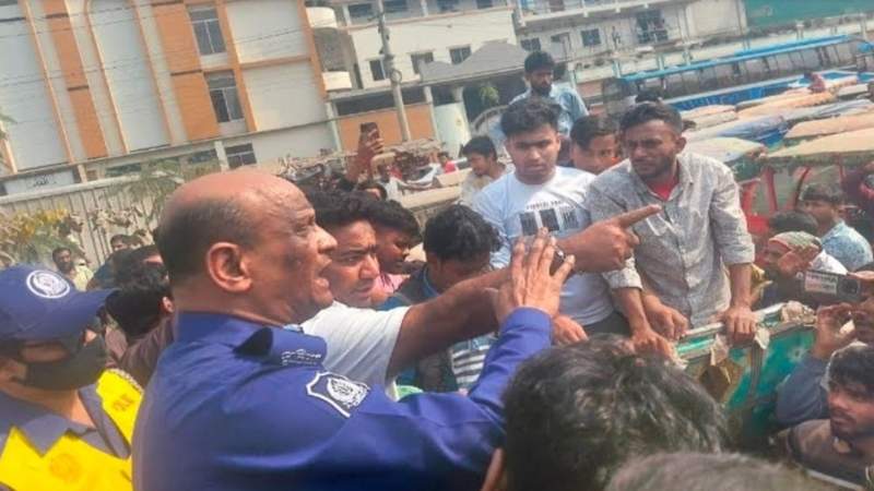 সাভারে মহাসড়ক অবরোধ করেছে ব্যাটারিচালিত রিকশাচালকরা