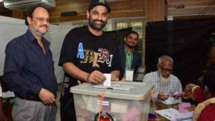 জীবনের প্রথম ভোট দিলেন তামিম ইকবাল চট্টগ্রামে 