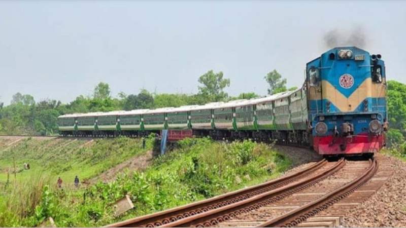 গাজীপুরের রাজেন্দ্রপুরে ট্রেনে কাটা পড়ে মা-ছেলের মৃত্যু