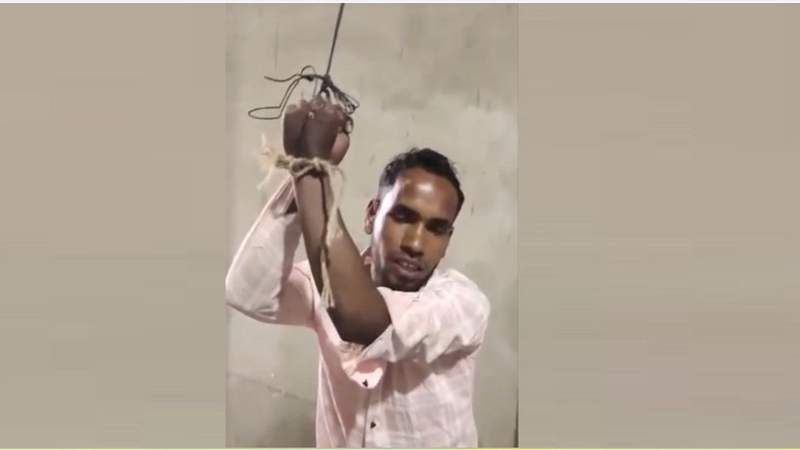 লক্ষ্মীপুরের কমলনগরে ইটভাটা শ্রমিককে ঝুলিয়ে মধ্যযুগীয় বর্বরতা, ভিডিও ভাইরাল